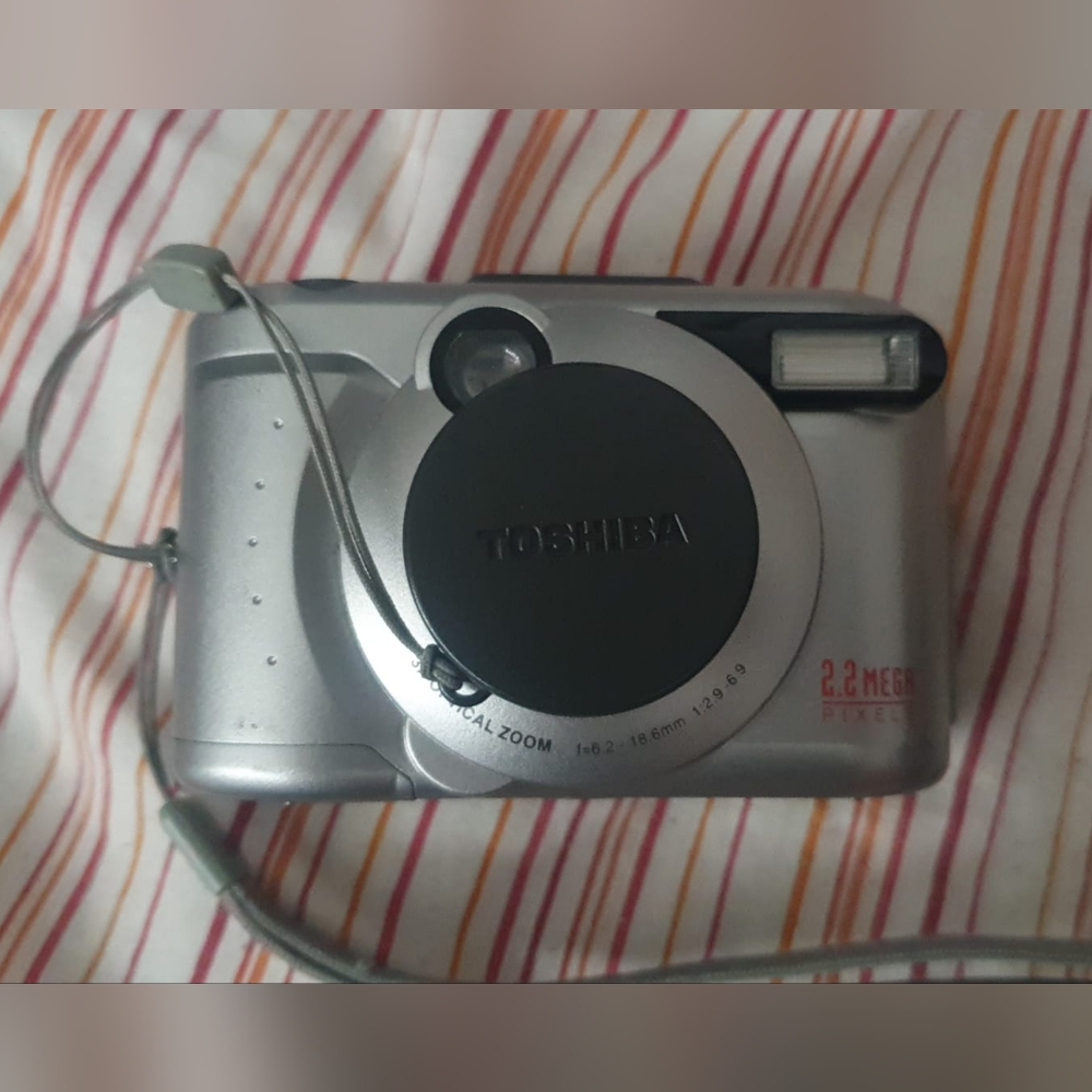 Toshiba PDR M25 2.2MP Digital Camera (working)